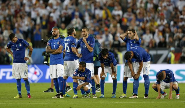 epa05404568 Italy players react after losing the shoot-out during the UEFA EURO 2016 quarter final match between Germany and Italy at Stade de Bordeaux in Bordeaux, France, 02 July 2016. (RESTRICTIONS APPLY: For editorial news reporting purposes only. Not used for commercial or marketing purposes without prior written approval of UEFA. Images must appear as still images and must not emulate match action video footage. Photographs published in online publications (whether via the Internet or otherwise) shall have an interval of at least 20 seconds between the posting.) EPA/RUNGROJ YONGRIT EDITORIAL USE ONLY
